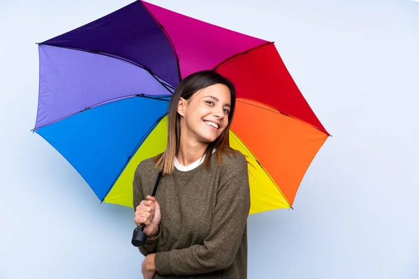 Jeune Femme Brune Tenant Parapluie Sur Mur Bleu Isolé Riant — Photo
