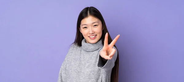 Ung Asiatisk Kvinna Över Isolerad Bakgrund Ler Och Visar Seger — Stockfoto