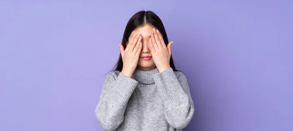 Młoda Azjatycka Kobieta Nad Odizolowanym Tle Obejmujące Oczy Przez Ręce — Zdjęcie stockowe