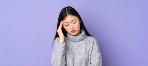Młoda Azjatycka Kobieta Odizolowanym Tle Bólem Głowy — Zdjęcie stockowe