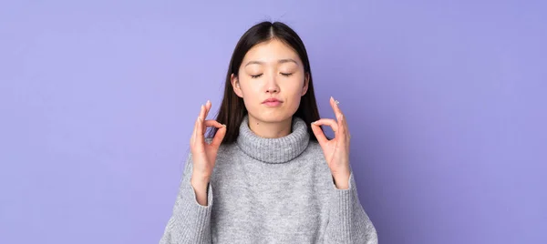 Ung Asiatisk Kvinna Över Isolerad Bakgrund Zen Pose — Stockfoto