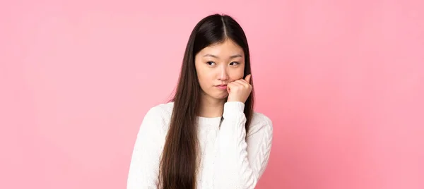 Ung Asiatisk Kvinna Över Isolerad Bakgrund Med Trött Och Uttråkad — Stockfoto