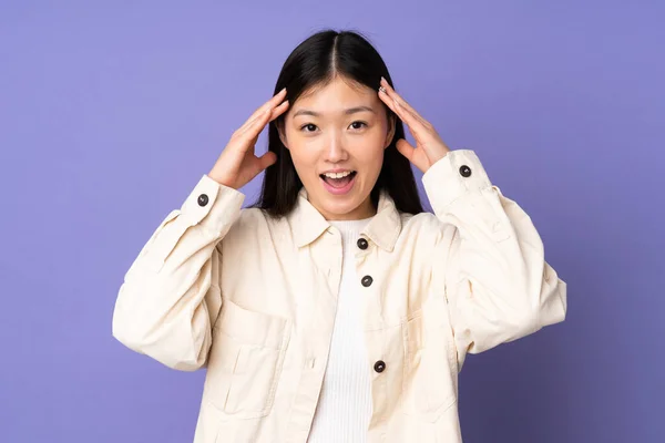 Joven Mujer Asiática Aislada Sobre Fondo Púrpura Con Expresión Sorpresa —  Fotos de Stock