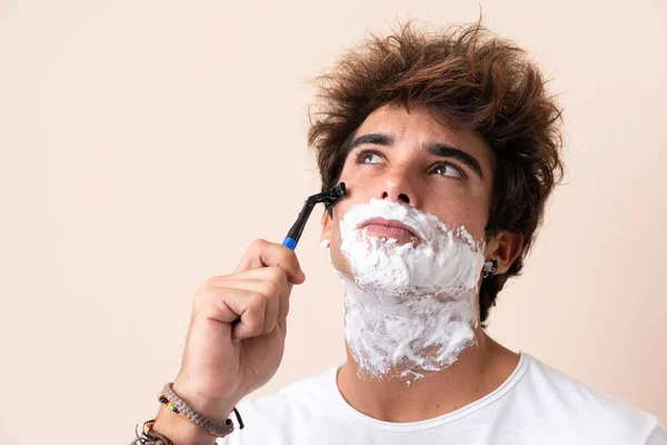 Joven Hombre Guapo Afeitándose Barba Imagen de stock