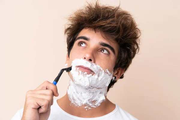 Joven Hombre Guapo Afeitándose Barba Imagen de stock