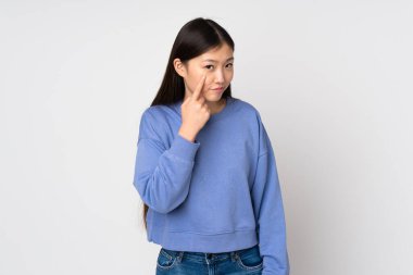 Arka planda izole edilmiş genç Asyalı kadın bir şey gösteriyor.