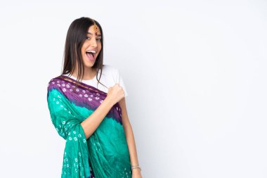 Genç Hintli kadın beyaz arka planda izole edilmiş zaferi kutluyor.