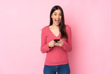 Kafkas kökenli genç kadın şaşırdı ve bir mesaj gönderiyor.