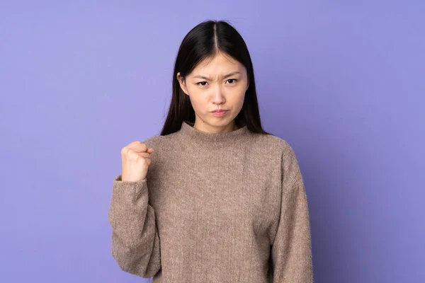 Joven Mujer Asiática Aislada Sobre Fondo Púrpura Con Expresión Infeliz —  Fotos de Stock