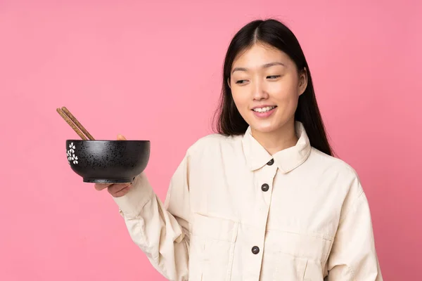 Jonge Aziatische Vrouw Geïsoleerd Roze Achtergrond Met Gelukkige Uitdrukking Terwijl — Stockfoto
