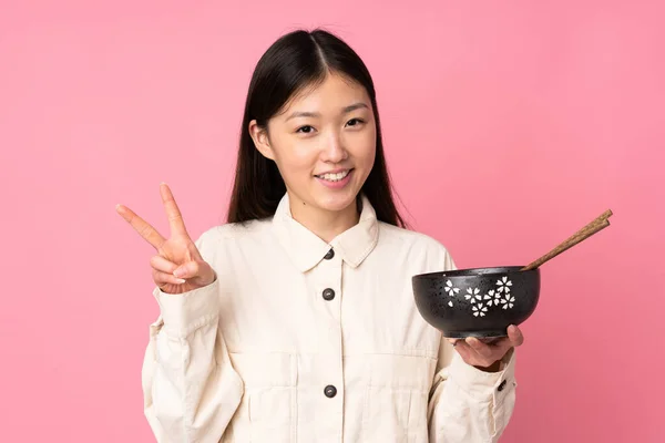 Jonge Aziatische Vrouw Geïsoleerd Roze Achtergrond Glimlachen Tonen Overwinning Teken — Stockfoto