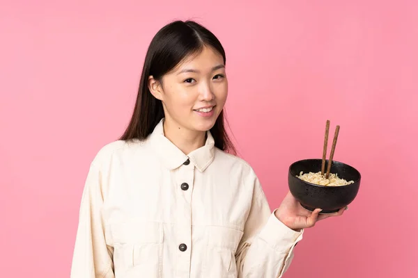 Jonge Aziatische Vrouw Geïsoleerd Roze Achtergrond Glimlachen Veel Terwijl Het — Stockfoto