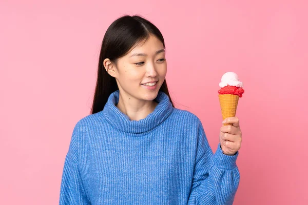 Giovane Donna Asiatica Con Gelato Alla Cornetta Isolato Sfondo Rosa — Foto Stock