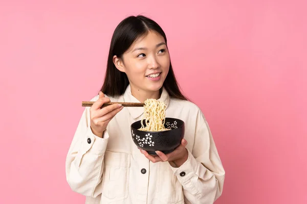 Jonge Aziatische Vrouw Geïsoleerd Roze Achtergrond Met Een Kom Noedels — Stockfoto