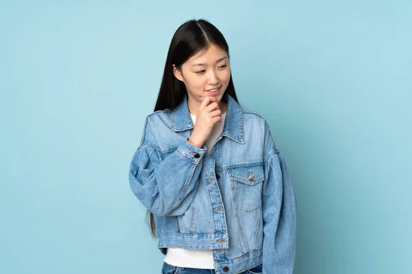 Junge Asiatische Frau Isoliert Auf Hintergrund Schauen Zur Seite Und — Stockfoto