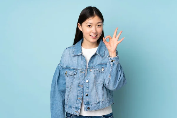 Jovem Mulher Asiática Isolado Fundo Mostrando Sinal Com Dedos — Fotografia de Stock