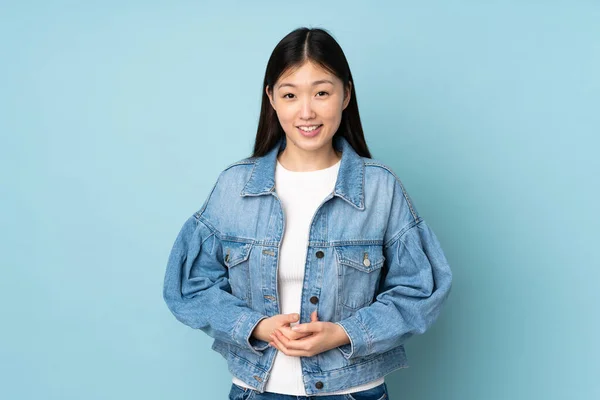 Junge Asiatische Frau Isoliert Auf Hintergrund Lachen — Stockfoto
