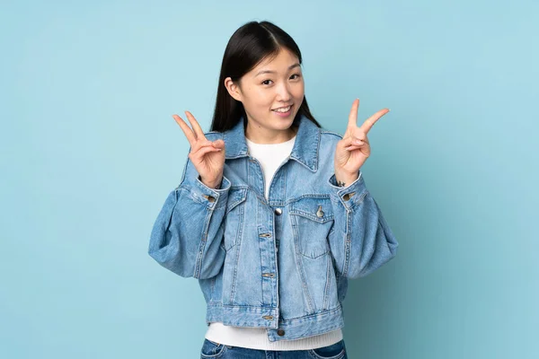 Joven Mujer Asiática Aislada Fondo Mostrando Signo Victoria Con Ambas — Foto de Stock