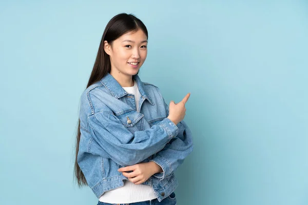 Junge Asiatische Frau Isoliert Auf Hintergrund Zeigt Mit Dem Finger — Stockfoto