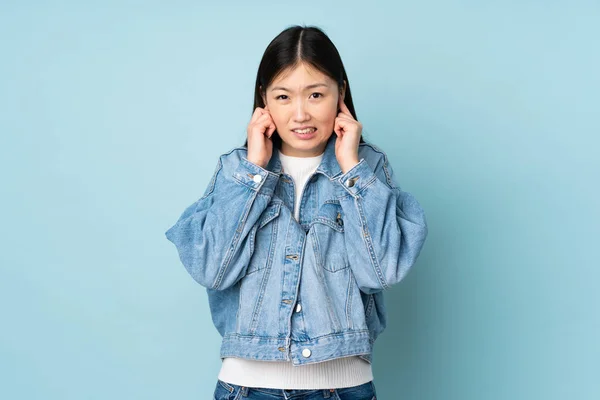 Ung Asiatisk Kvinna Isolerad Bakgrund Frustrerad Och Täcker Öron — Stockfoto