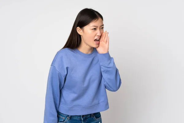 Junge Asiatische Frau Isoliert Auf Hintergrund Schreit Mit Weit Geöffnetem — Stockfoto