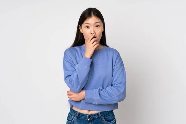Junge Asiatische Frau Isoliert Auf Hintergrund Überrascht Und Schockiert Während — Stockfoto