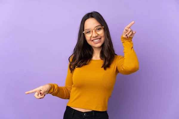 Joven Mujer Mestiza Aislada Sobre Fondo Púrpura Apuntando Con Dedo —  Fotos de Stock