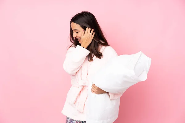 Junge Frau Pyjama Isoliert Auf Rosa Hintergrund Lacht — Stockfoto