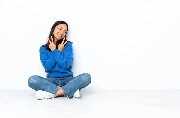 Junge Mischlingshündin Sitzt Isoliert Auf Dem Boden Vor Weißem Hintergrund — Stockfoto