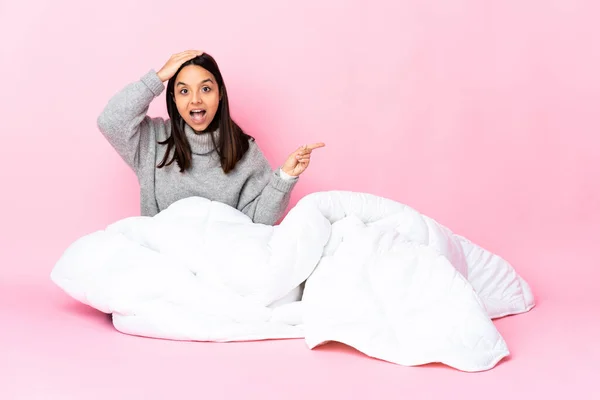Joven Mujer Raza Mixta Con Pijama Sentada Suelo Sorprendida Señalando — Foto de Stock