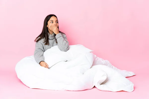 Jovem Mulher Raça Mista Vestindo Pijama Sentado Chão Fazendo Gesto — Fotografia de Stock