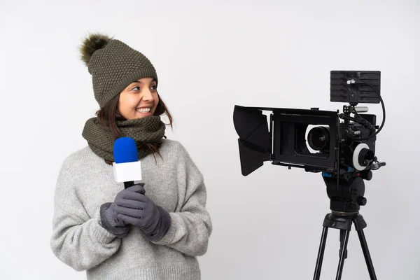 Reportera Mujer Sosteniendo Micrófono Reportando Noticias Sobre Aislado Fondo Blanco —  Fotos de Stock