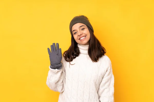 Jovem Com Chapéu Inverno Sobre Fundo Amarelo Isolado Saudando Com — Fotografia de Stock