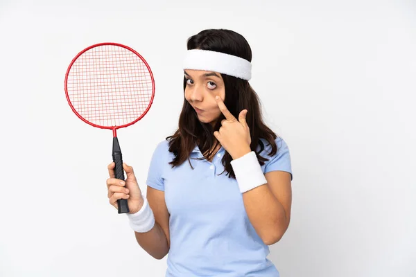 Joven Jugador Bádminton Mujer Sobre Fondo Blanco Aislado Mostrando Algo — Foto de Stock