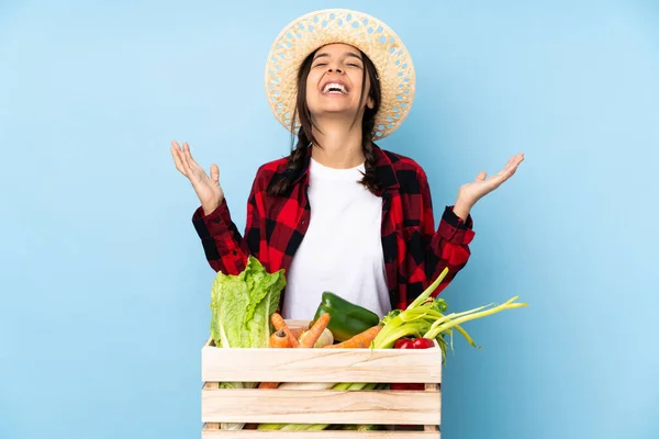 Joven Agricultora Mujer Sosteniendo Verduras Frescas Una Canasta Madera Sonriendo — Foto de Stock