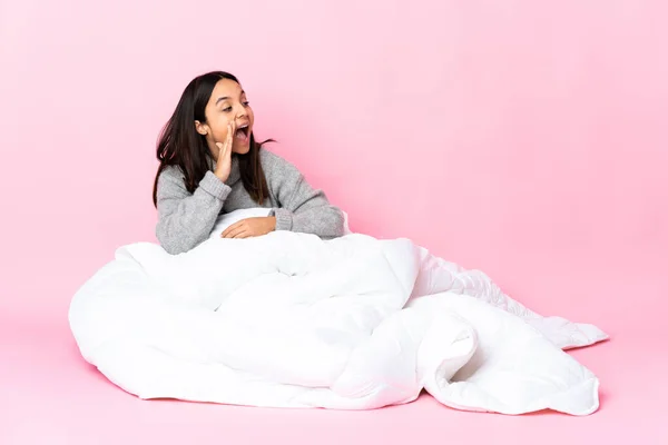 Young Mixed Race Woman Wearing Pijama Sitting Floor Shouting Mouth — Stock Photo, Image