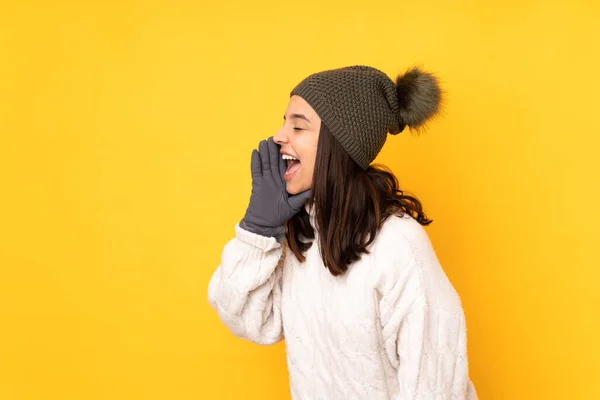 Giovane Donna Con Cappello Invernale Sfondo Giallo Isolato Gridando Con — Foto Stock