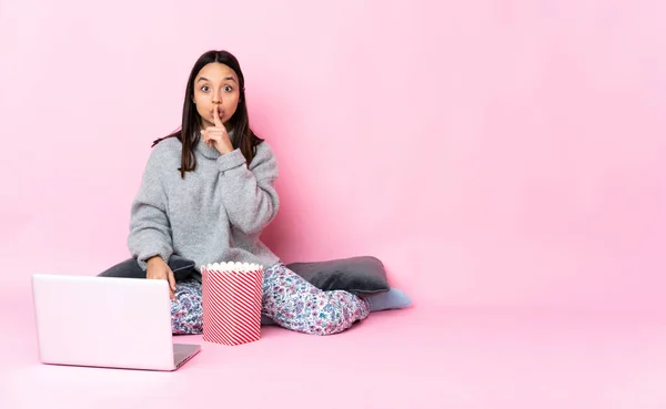 Giovane Donna Razza Mista Che Mangia Popcorn Mentre Guarda Film — Foto Stock