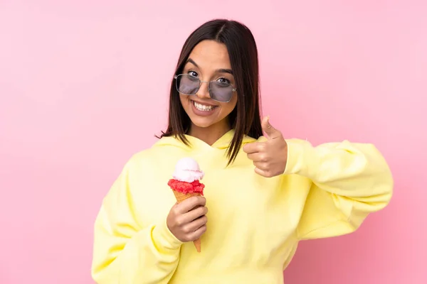 Menina Morena Jovem Segurando Sorvete Corneto Sobre Fundo Rosa Isolado — Fotografia de Stock