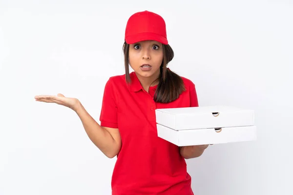 Jovem Pizza Entrega Menina Sobre Isolado Fundo Branco Fazendo Dúvidas — Fotografia de Stock