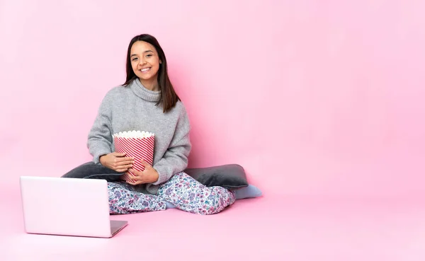 Giovane Donna Razza Mista Mangiare Popcorn Mentre Guarda Film Sul — Foto Stock