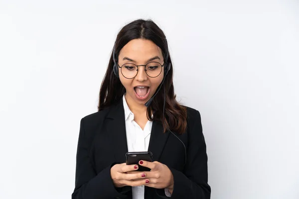 Young Telemarketer Woman Isolated White Background Surprised Sending Message — Stock Photo, Image