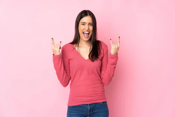 Joven Mujer Caucásica Sobre Fondo Aislado Haciendo Gesto Cuerno — Foto de Stock