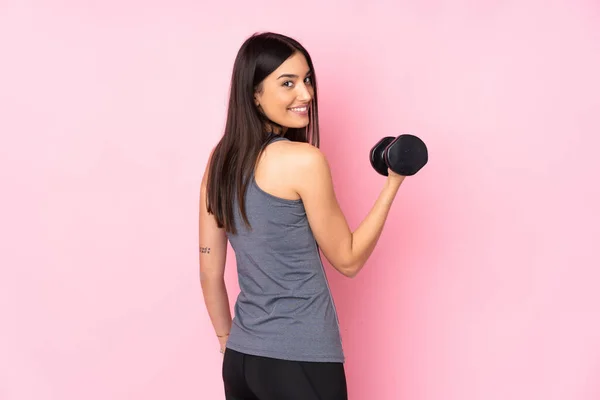 Junge Frau Macht Gewichtheben Isoliert Auf Rosa Hintergrund — Stockfoto