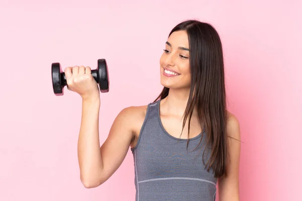 Mujer Joven Haciendo Levantamiento Pesas Aislado Sobre Fondo Rosa Con — Foto de Stock