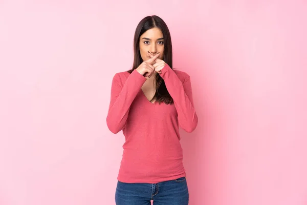 Mujer Caucásica Joven Sobre Fondo Aislado Mostrando Signo Gesto Silencio — Foto de Stock