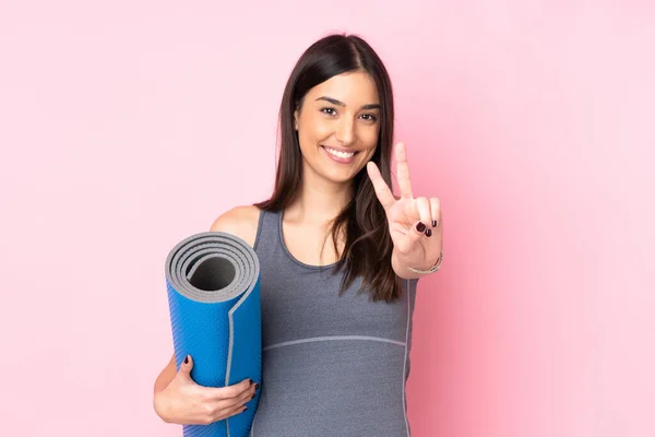 Young Caucasian Woman Mat Isolated Pink Background Smiling Showing Victory — Stock Photo, Image