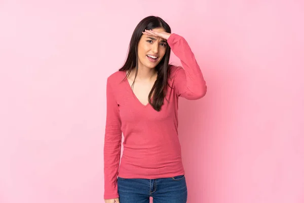 Joven Mujer Caucásica Sobre Fondo Aislado Mirando Lejos Con Mano — Foto de Stock