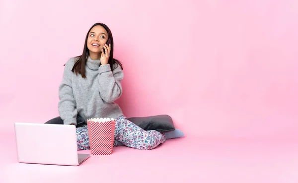 Giovane Donna Razza Mista Mangiare Popcorn Mentre Guarda Film Sul — Foto Stock