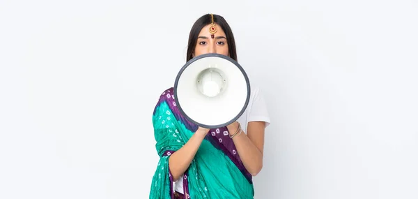 Jovem Indiana Mulher Isolado Branco Fundo Gritando Através Megafone — Fotografia de Stock